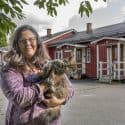 Marie Östlund med Maybell, 13 år, i famnen.